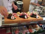 Sushi ner Tsukiji fish market, Tokyo, Japan